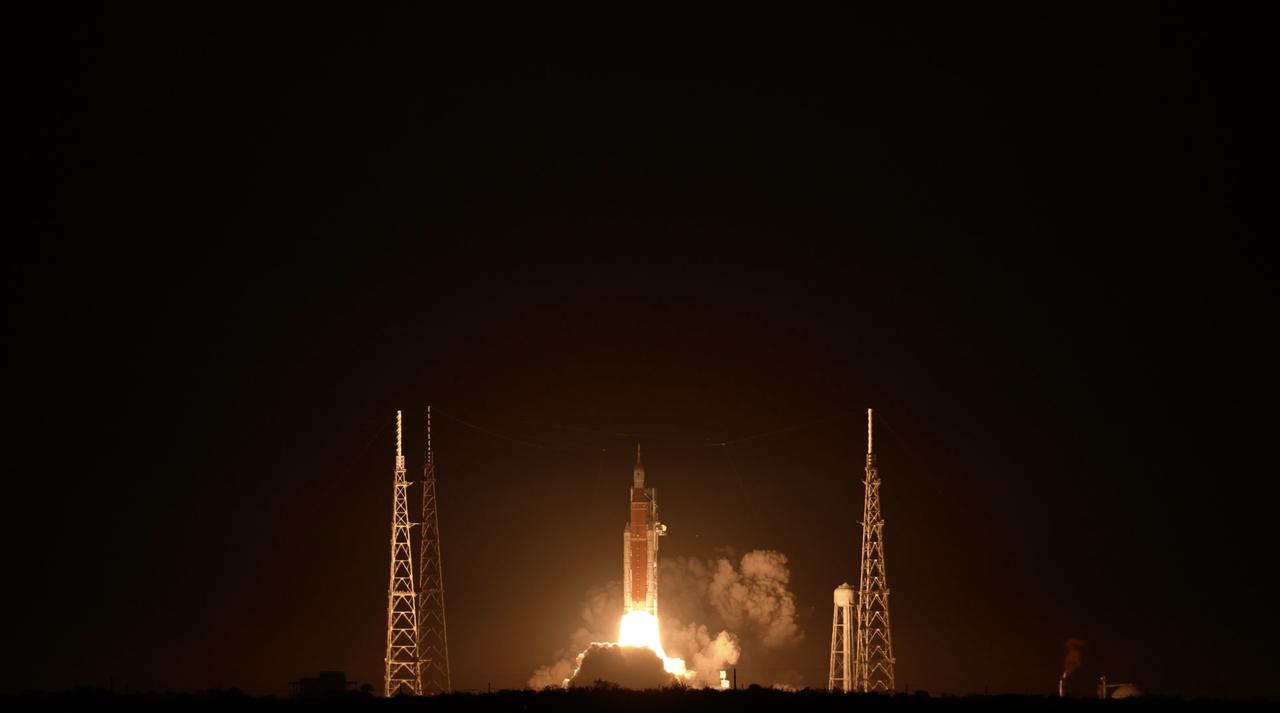 Artemis moon mission rocket launch